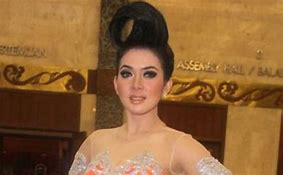 Jambul Khatulistiwa Syahrini